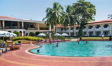 Poolanlage des Holiday Inn Hotels in Goa