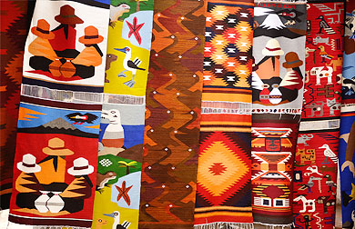gewebte Teppiche, Panama-Hüte und Kunsthandwerk auf dem Markt von Otavalo