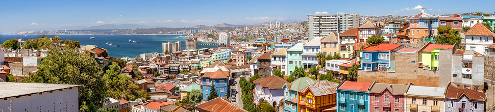 Farbenfrohe Hafenstadt mit Straßenkunst in Valparaíso