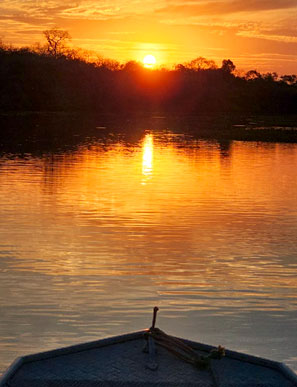 stimmungsvoller Sonnenuntergang auf der Bootstour im Pantanal