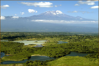 Die Moemella-Seen mit dem Kilimanjaro im Hintergrund