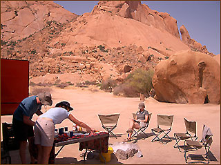 Picknick in romantischer Landschaft