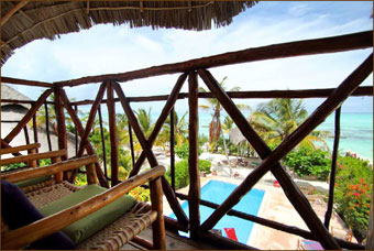 Zimmerblick der preisguenstigen Lodge am Strand von Sansibar