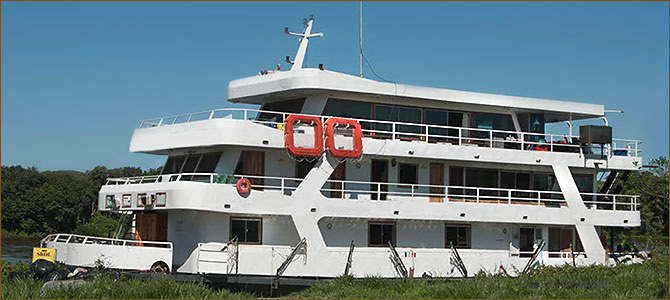 Hausboot im Pantanal auf dem Fluss Cuiaba