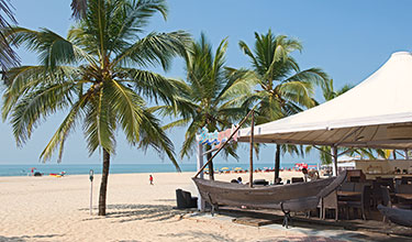 schöner Sandstrand des Holiday Inn Resorts in Goa