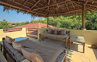 Terrasse der Irai Safari Lodge mit Blick auf den Tadoba-Nationalpark