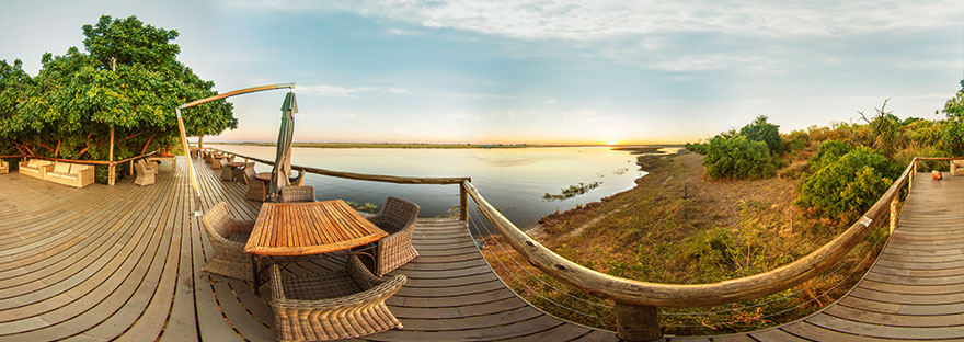 Sonnenuntergang am Flussufer