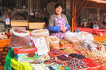 kleiner Markt in einem Bergdorf