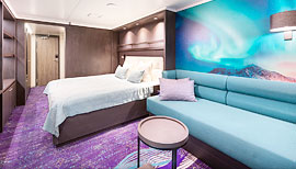 Kabine mit einem Doppelbett und Fenster Superior Kabine auf dem Kreuzfahrtschiff Hondius
