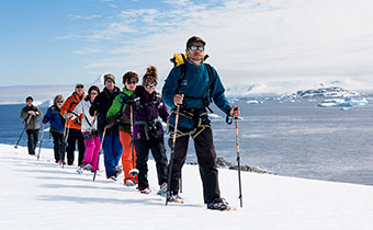 Auf einer Wanderung durch die Antarktis mit Schneeschuhen