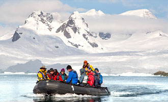 mit dem Zodiac durch die Whaler's Bay auf Deception Island - Fauna-Reisen - Kreuzfahrten in die Antarktis