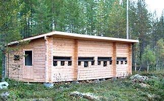 Beobachtungshütte von Innen mit Richtmikrofon - Ideal für Familienurlaub in Finnland