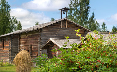 Das Pielisen Museum in Lieksa mit 70 historischen Holzgebäuden liegt am Fluss Lieksanjoki