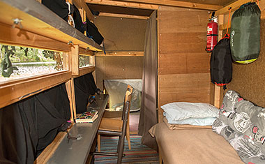 Hütte zur Bärenbeobachtung in Finnland mit drei Fenstern und stabile Auflageflächen für Kameras.