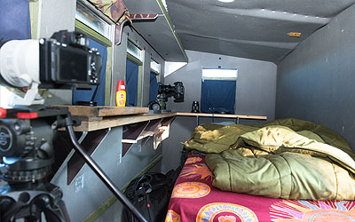Auch wenn die meisten Fotografen kein Stativ benutzen ist in einigen bear hides ausreichend Platz ein Dreibein-Stativ aufzustellen