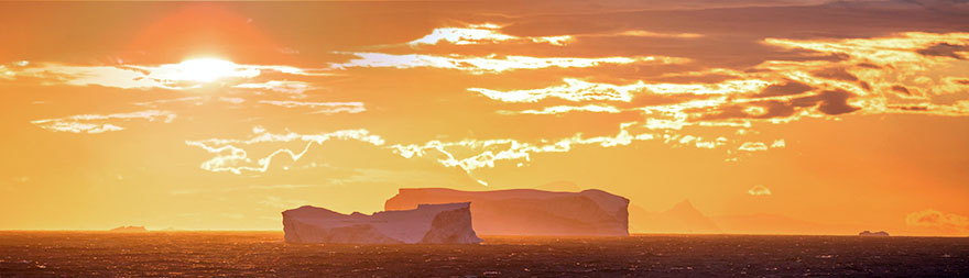 Eisberge zum Sonneuntergang bei der Fahrt über die Drake Passage