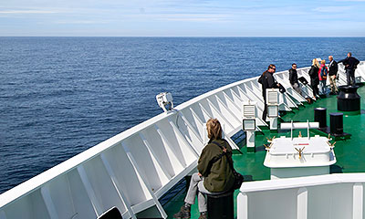 Fotografen auf dem Bug des Schiffes 