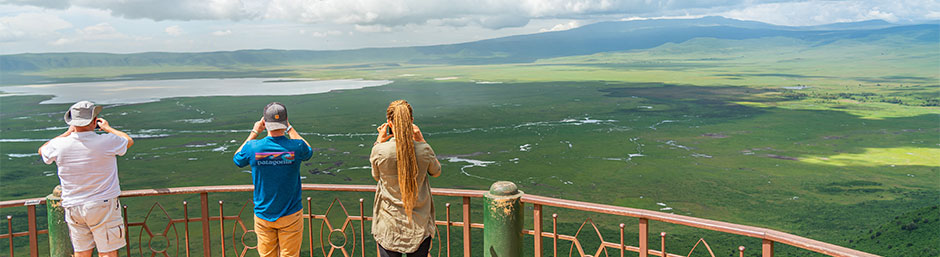Tansania Safari in der Serengeti mit Ausblick in den Ngorongoro Krater im Nationalpark