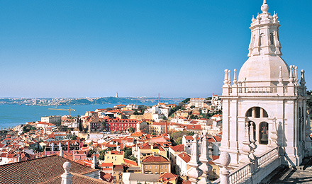 In der quirligen Metropole Lissabon erwarten Sie wunderschöne Kirchen, historische Plätze und ein pulsierendes Nachtleben.