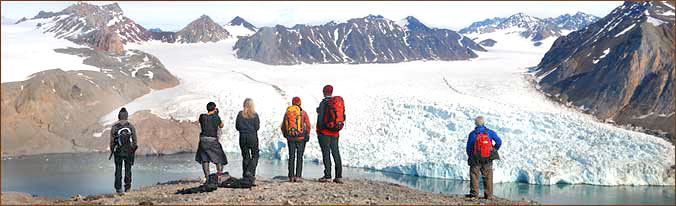 Wanderung durch die arktische Tundra