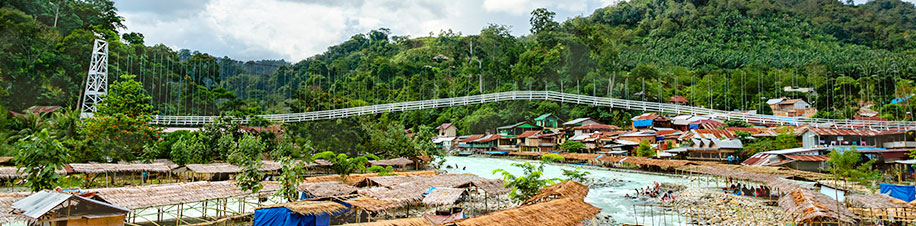 Hängebrücke über den Bohorok-Fluss in Bukit Lawang