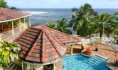 neues Hotel mit großem Pool und Wasserfall