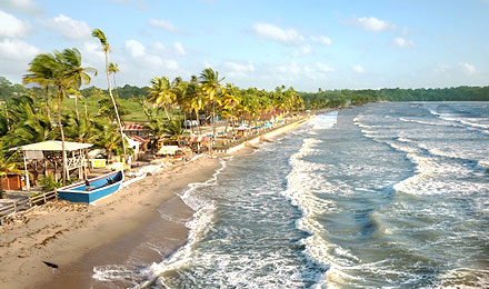 Langer Strand der Cocos Bay an der Ostküste