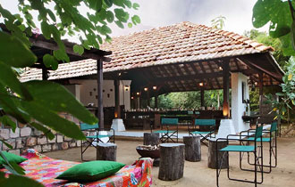 Lobby der Svasara Jungle Lodge in Tadoba