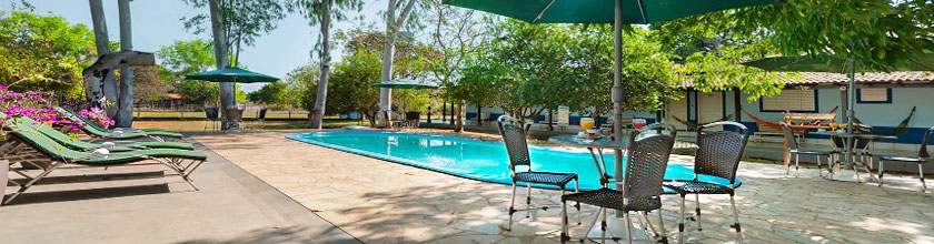 Pool und Garten der Pousada Rio Claro im Pantanal