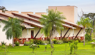 Reihenbungalows mit Doppel- und Dreibettzimmern im Pantanal