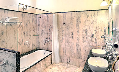 modernes großes Badezimmer mit Badewanne