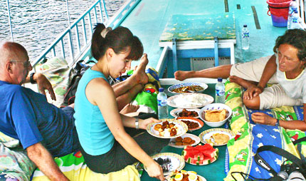 Mittagessen bei einer Bootstour auf unserer Borneo Naturreise