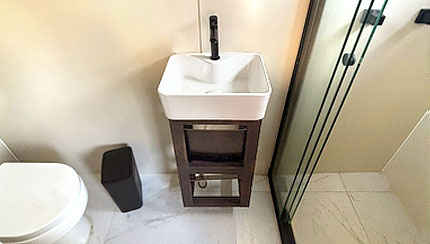 jede Schiffskabine verfügt über ein Bad mit Dusche und WC