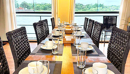 das Restaurant an Bord des kleinen Hausbootes für 10 Personen