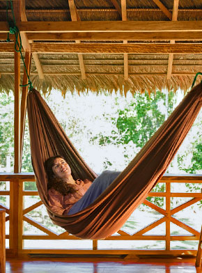Relaxen in der Hängematte auf der Terrasse