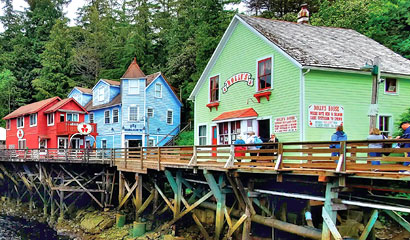 Bunte Fischerh&auml;user im Hafen von Ketchikan in Alaska